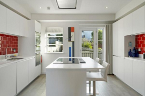 Bright & Modern Townhouse Private Parking